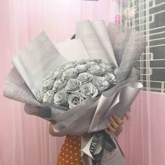 Bó hoa hồng kim tuyến bạc