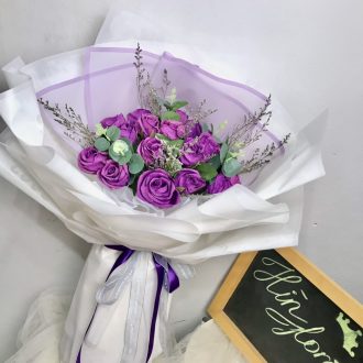 Bó hoa giấy màu tím đậm