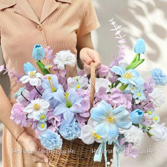 Giỏ hoa sáp tím xanh pastel