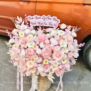 Lẵng trụ hoa sáp hồng trắng