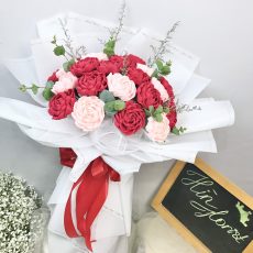 Bó hoa giấy màu đỏ hồng