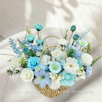 Giỏ vòm hoa sáp xanh trắng