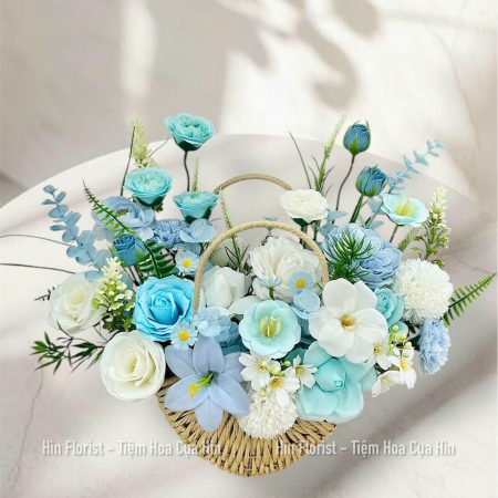 Giỏ vòm hoa sáp xanh trắng