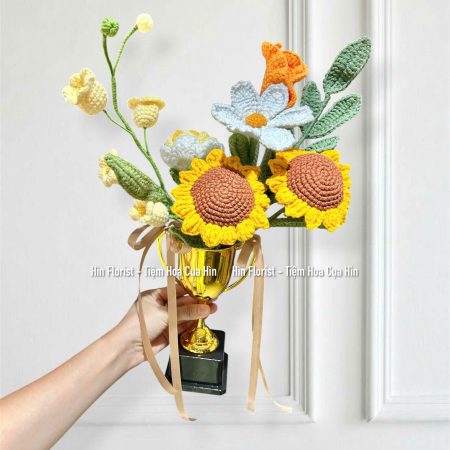 Cúp hoa móc len hướng dương