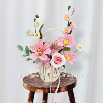 Giỏ hoa len nhỏ hồng trắng