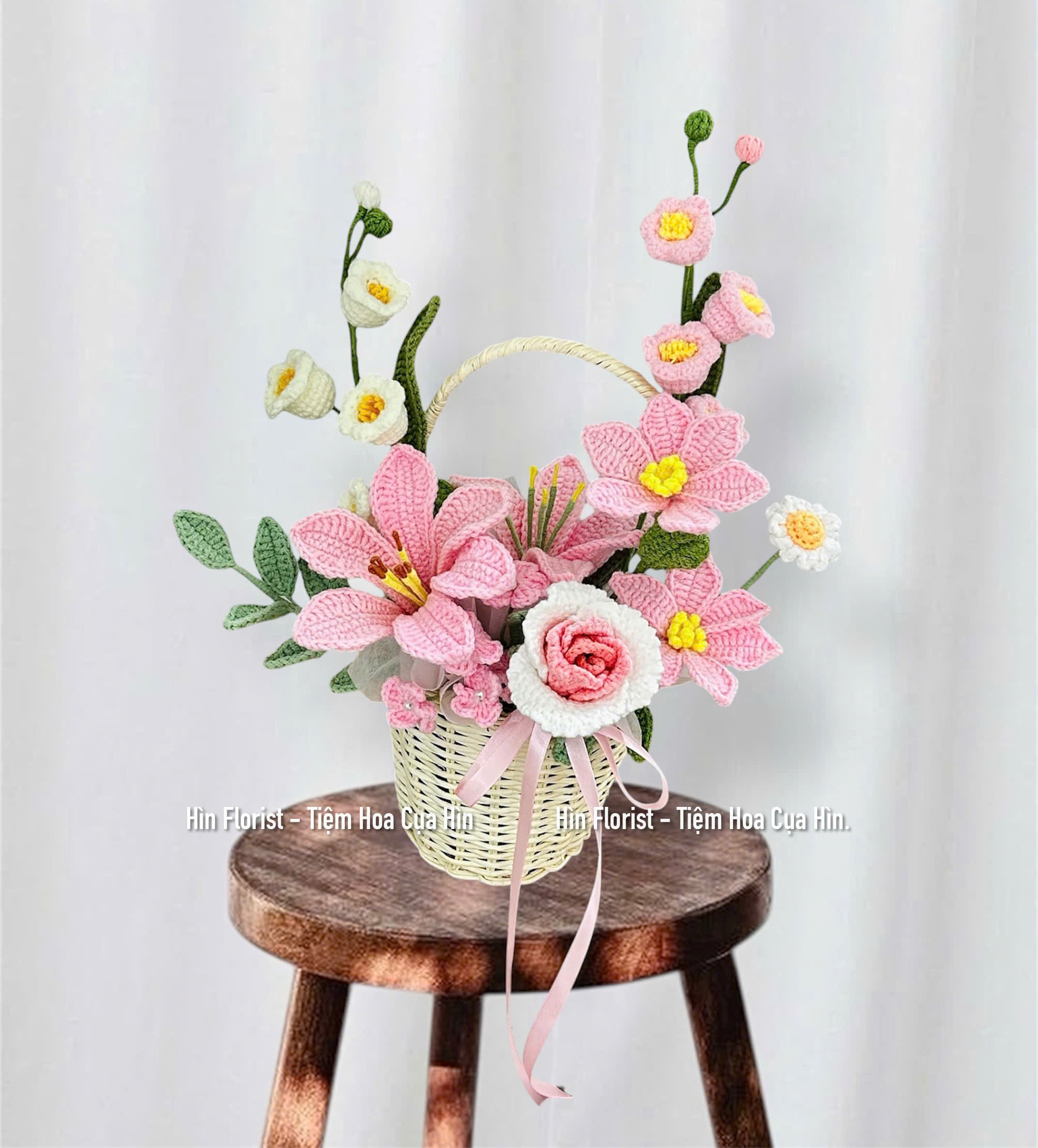 Giỏ hoa len nhỏ hồng trắng Giỏ hoa len nhỏ hồng trắng