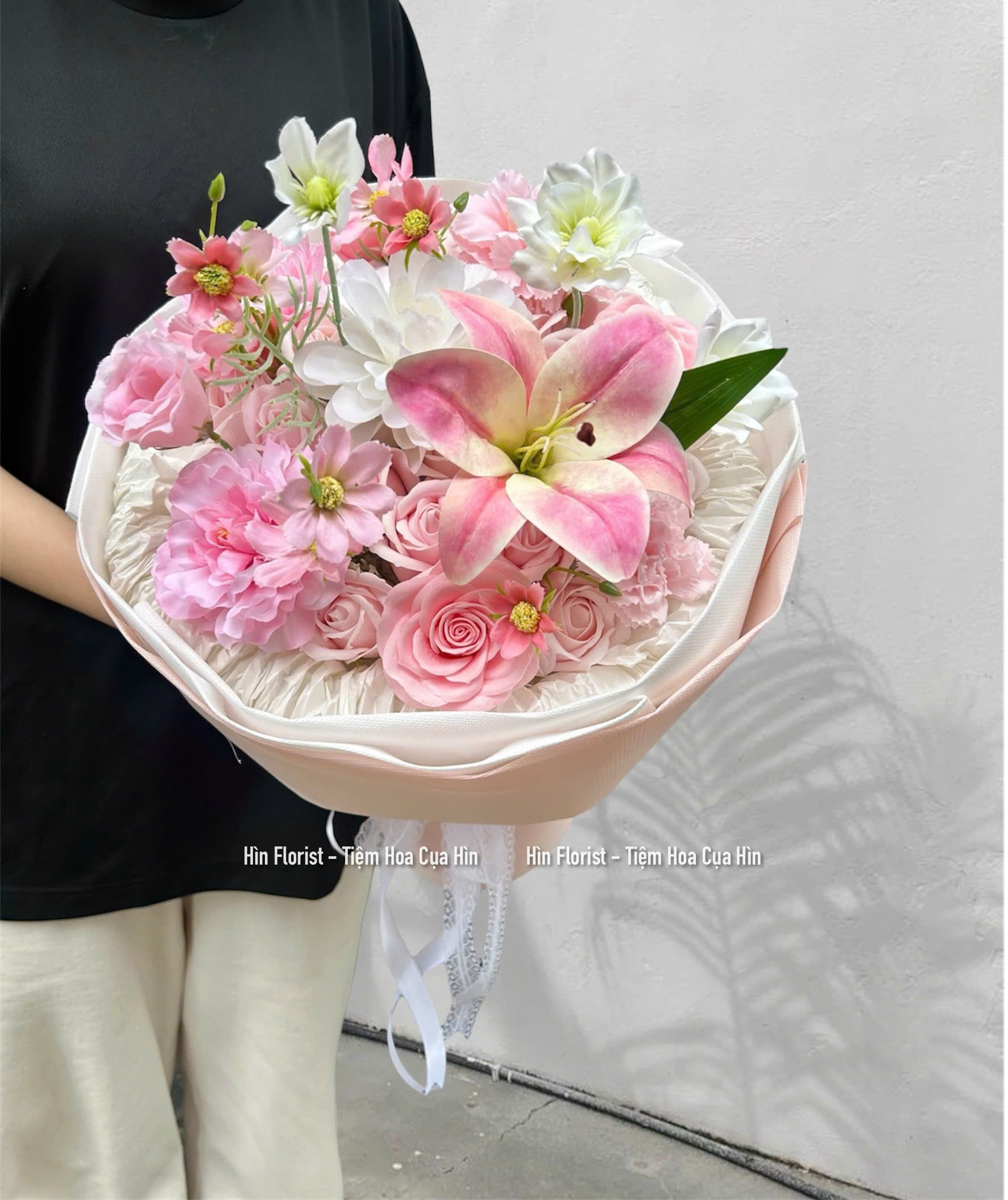 Bó hoa tròn sáp mix lụa 33B Bó hoa tròn sáp mix lụa 33B